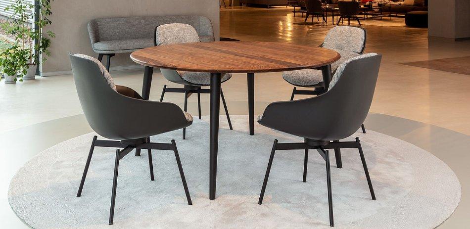 Stół z krzesłami