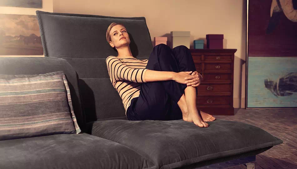 kobieta siedząca na kanapie