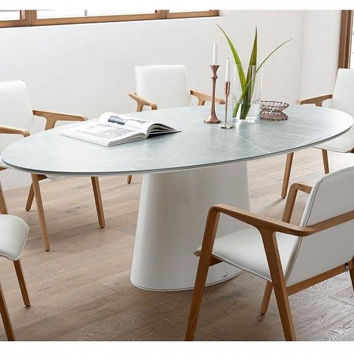jasny stół z krzesłami
